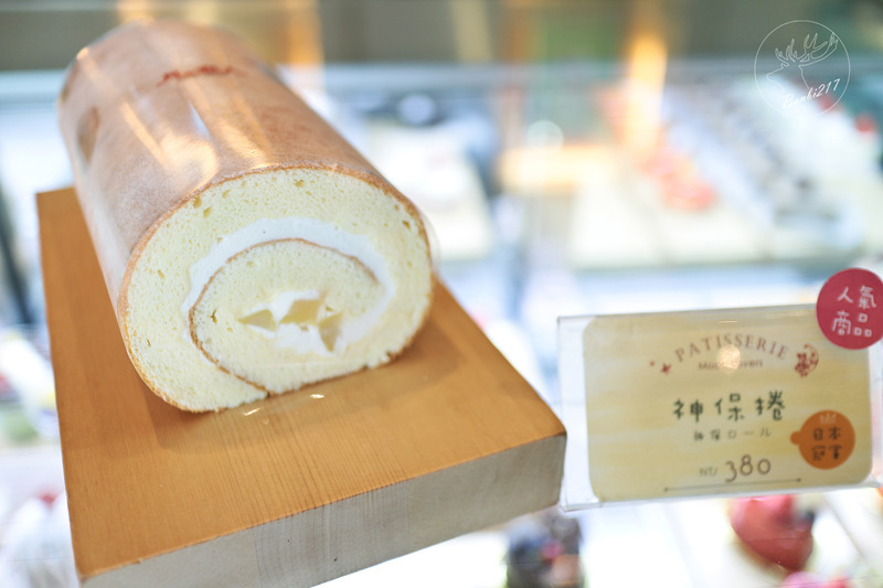 Banbi217 美食旅遊: 台中美食。月之戀人 Moon Lovers 日法洋菓子甜點,客製化訂結婚喜餅、彌月蛋糕到店及宅配試吃,可愛兔子草莓鮮奶油蛋糕,神保蛋糕捲(邀約)