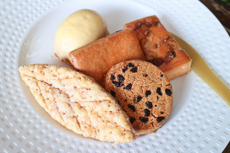 Banbi217 美食旅遊: 台中美食。月之戀人 Moon Lovers 日法洋菓子甜點,客製化訂結婚喜餅、彌月蛋糕到店及宅配試吃,可愛兔子草莓鮮奶油蛋糕,神保蛋糕捲(邀約)