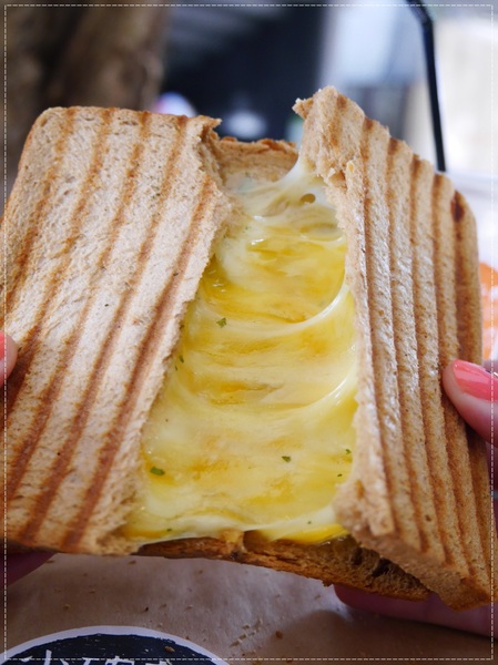 小確幸紅茶牛奶合作社：【華山】小確幸紅茶牛奶合作社－起士三明治太強大了！！！爽度爆表啊！！！