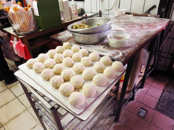 【新竹美食】小姜煎包-比拳頭還大的爆多內餡煎包