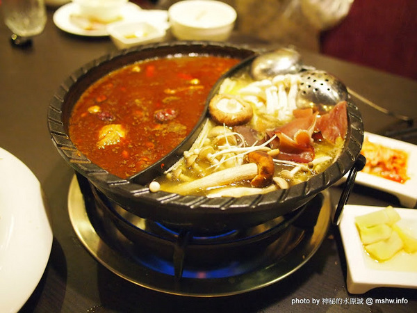 白川天然火鍋：【食記】台中白川養身天然火鍋@西屯逢甲夜市 : 聞到就噁心反胃…這樣賣1500會不會太誇張？!