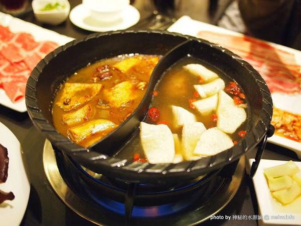 白川天然火鍋：【食記】台中白川養身天然火鍋@西屯逢甲夜市 : 聞到就噁心反胃…這樣賣1500會不會太誇張？!