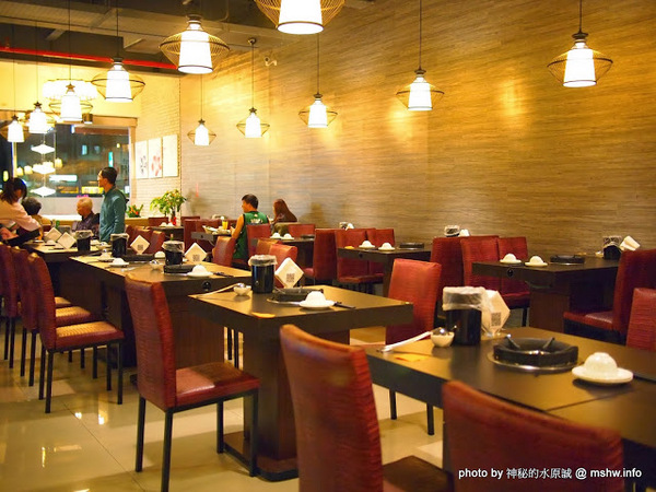 白川天然火鍋：【食記】台中白川養身天然火鍋@西屯逢甲夜市 : 聞到就噁心反胃…這樣賣1500會不會太誇張？!