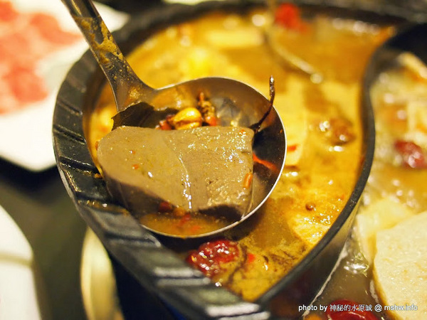 白川天然火鍋：【食記】台中白川養身天然火鍋@西屯逢甲夜市 : 聞到就噁心反胃…這樣賣1500會不會太誇張？!