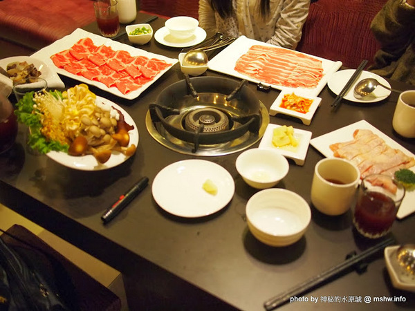 白川天然火鍋：【食記】台中白川養身天然火鍋@西屯逢甲夜市 : 聞到就噁心反胃…這樣賣1500會不會太誇張？!