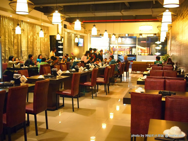 白川天然火鍋：【食記】台中白川養身天然火鍋@西屯逢甲夜市 : 聞到就噁心反胃…這樣賣1500會不會太誇張？!