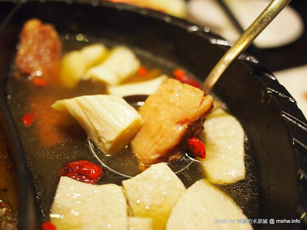 白川天然火鍋：【食記】台中白川養身天然火鍋@西屯逢甲夜市 : 聞到就噁心反胃…這樣賣1500會不會太誇張？!