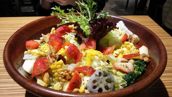 草莓時蔬木盆沙拉 Peace%26;Love 新店大坪林咖啡