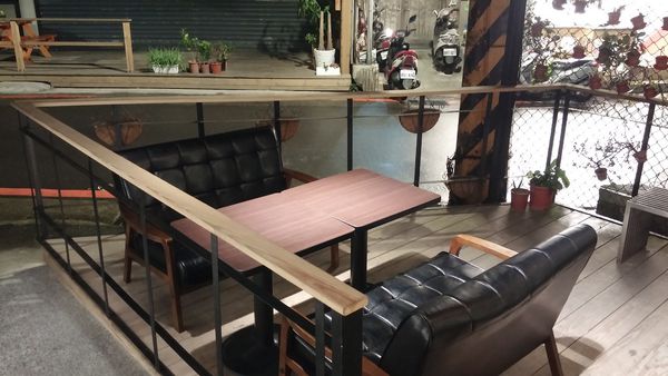 店門戶外桌 Peace%26;Love 新店大坪林咖啡