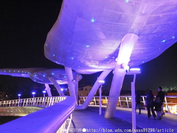 萬年溪景觀橋：【旅行遊記。屏東市】萬年溪景觀橋。璀璨夜遊屏東新地標