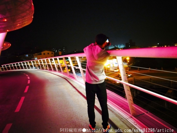 萬年溪景觀橋：【旅行遊記。屏東市】萬年溪景觀橋。璀璨夜遊屏東新地標