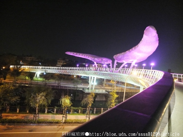 萬年溪景觀橋：【旅行遊記。屏東市】萬年溪景觀橋。璀璨夜遊屏東新地標