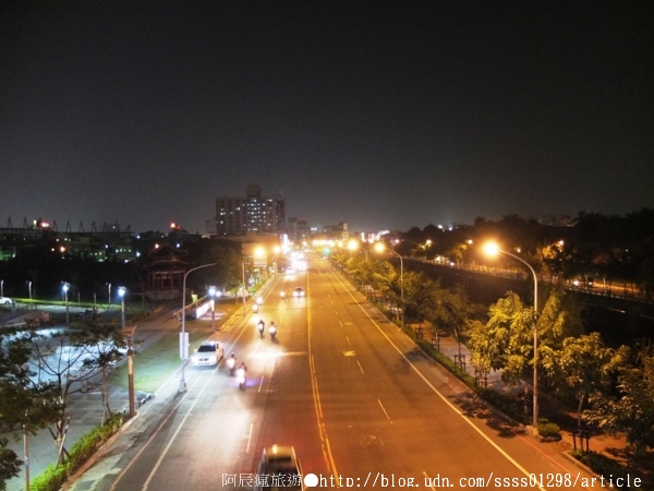 萬年溪景觀橋：【旅行遊記。屏東市】萬年溪景觀橋。璀璨夜遊屏東新地標