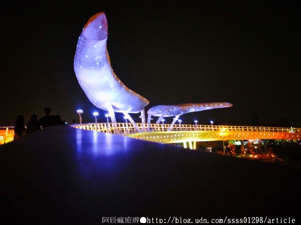 萬年溪景觀橋：【旅行遊記。屏東市】萬年溪景觀橋。璀璨夜遊屏東新地標