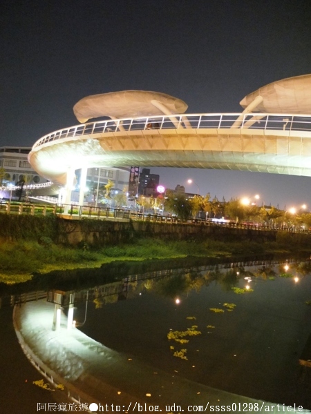 萬年溪景觀橋：【旅行遊記。屏東市】萬年溪景觀橋。璀璨夜遊屏東新地標