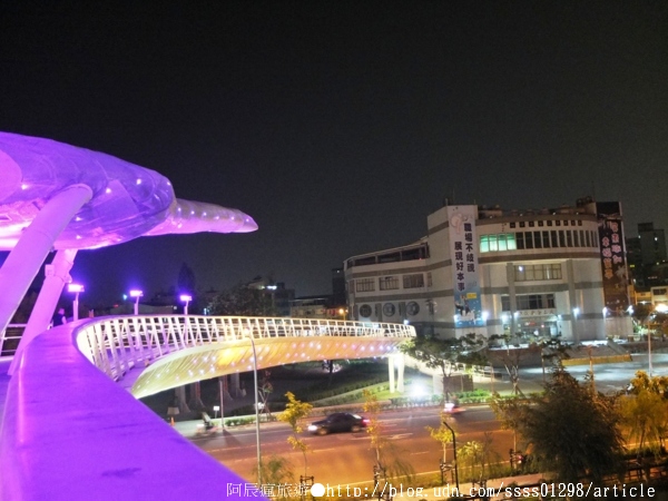 萬年溪景觀橋：【旅行遊記。屏東市】萬年溪景觀橋。璀璨夜遊屏東新地標
