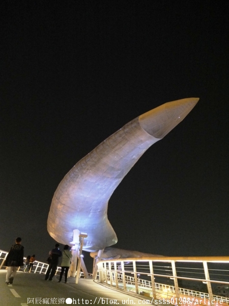 萬年溪景觀橋：【旅行遊記。屏東市】萬年溪景觀橋。璀璨夜遊屏東新地標