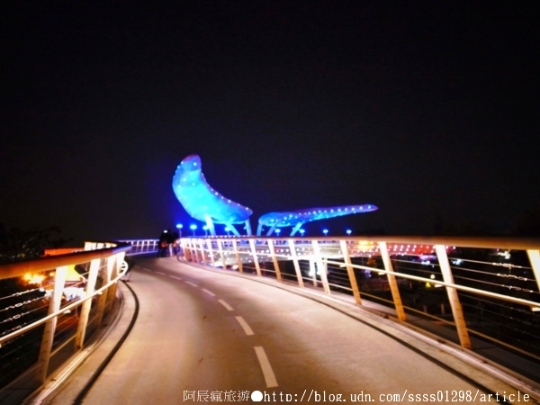 萬年溪景觀橋：【旅行遊記。屏東市】萬年溪景觀橋。璀璨夜遊屏東新地標