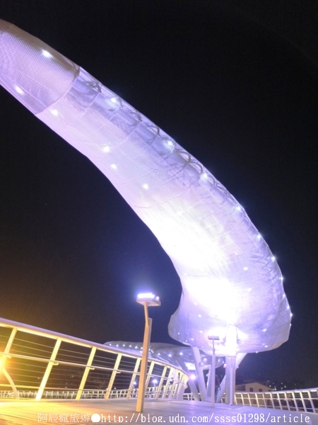 萬年溪景觀橋：【旅行遊記。屏東市】萬年溪景觀橋。璀璨夜遊屏東新地標