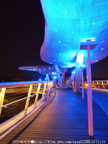 萬年溪景觀橋：【旅行遊記。屏東市】萬年溪景觀橋。璀璨夜遊屏東新地標