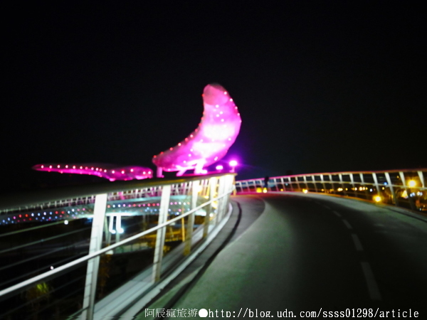 萬年溪景觀橋：【旅行遊記。屏東市】萬年溪景觀橋。璀璨夜遊屏東新地標