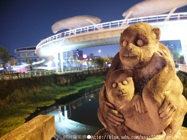 萬年溪景觀橋：【旅行遊記。屏東市】萬年溪景觀橋。璀璨夜遊屏東新地標