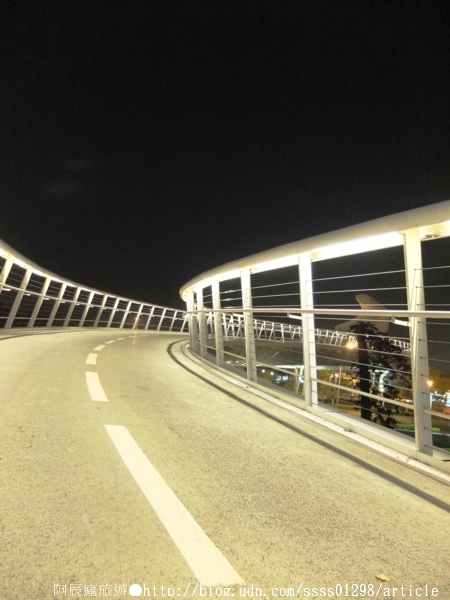 萬年溪景觀橋：【旅行遊記。屏東市】萬年溪景觀橋。璀璨夜遊屏東新地標