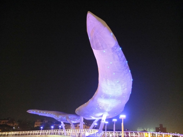 萬年溪景觀橋：【旅行遊記。屏東市】萬年溪景觀橋。璀璨夜遊屏東新地標