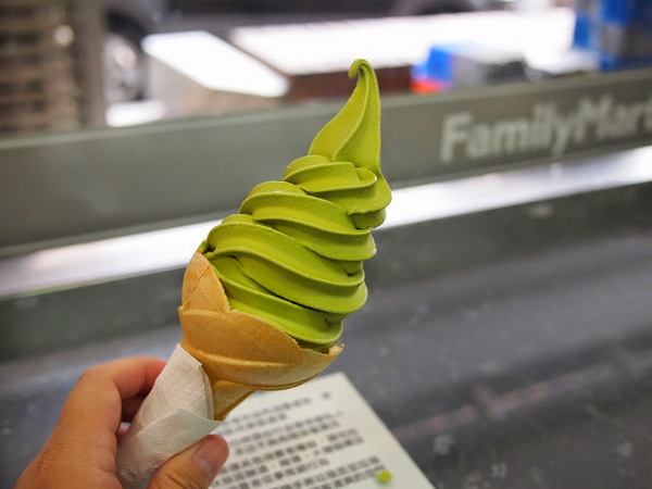 全家便利商店 FamilyMart(鑫美店):【食記】Fami x NISSEI台中全家日世抹茶霜淇淋偷跑囉@西區鑫美店BRT科博館 : 期間限定新口味!比草莓成功,不過一樣容易融化…