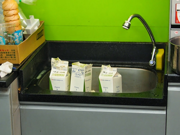 全家便利商店 FamilyMart(鑫美店):【食記】Fami x NISSEI台中全家日世抹茶霜淇淋偷跑囉@西區鑫美店BRT科博館 : 期間限定新口味!比草莓成功,不過一樣容易融化…