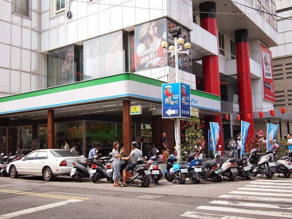 全家便利商店 FamilyMart(鑫美店):【食記】Fami x NISSEI台中全家日世抹茶霜淇淋偷跑囉@西區鑫美店BRT科博館 : 期間限定新口味!比草莓成功,不過一樣容易融化…