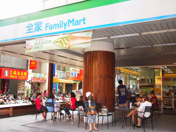 全家便利商店 FamilyMart(鑫美店):【食記】Fami x NISSEI台中全家日世抹茶霜淇淋偷跑囉@西區鑫美店BRT科博館 : 期間限定新口味!比草莓成功,不過一樣容易融化…