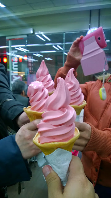 全家便利商店 FamilyMart(鑫美店):【食記】Fami x NISSEI台中全家日世抹茶霜淇淋偷跑囉@西區鑫美店BRT科博館 : 期間限定新口味!比草莓成功,不過一樣容易融化…