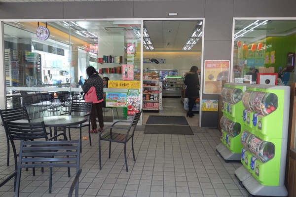 全家便利商店 FamilyMart(鑫美店)：1030220[官本金文愛台灣]再冷也要吃一隻好吃的草莓霜淇淋Fami X NISSEI全家鑫美店