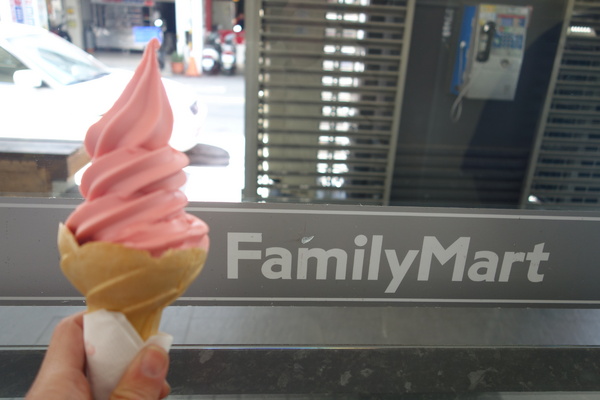 全家便利商店 FamilyMart(鑫美店)：1030220[官本金文愛台灣]再冷也要吃一隻好吃的草莓霜淇淋Fami X NISSEI全家鑫美店