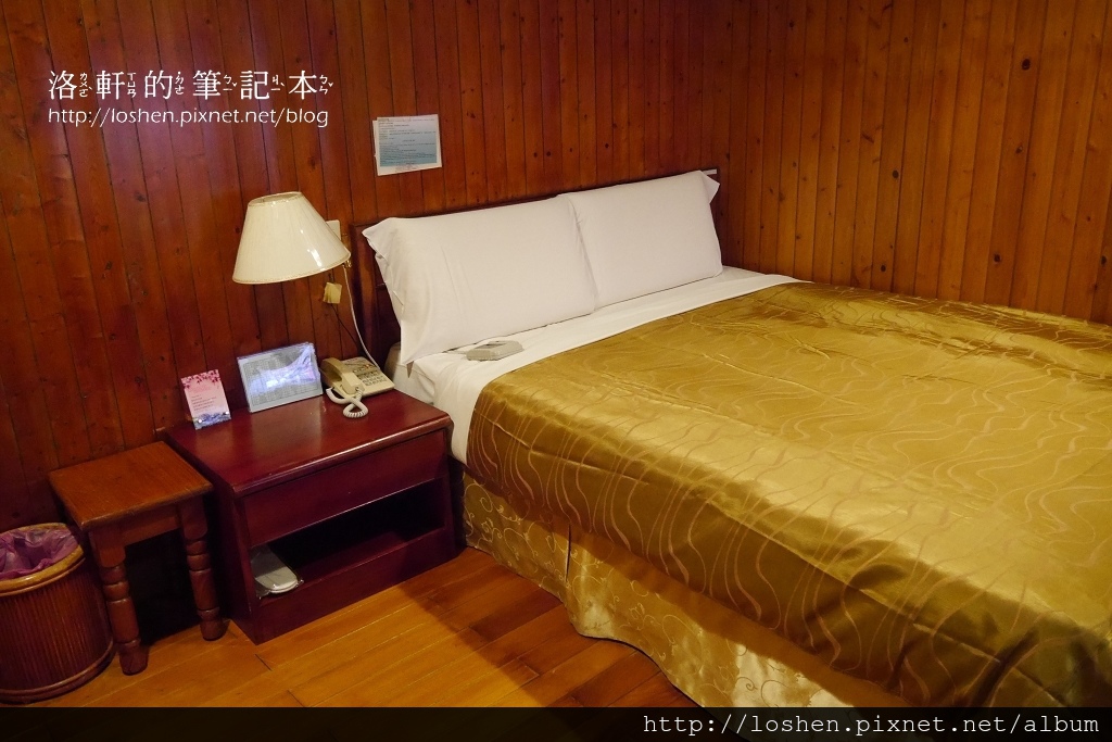 國民賓館楓林木屋VS文康館雙人林間木屋