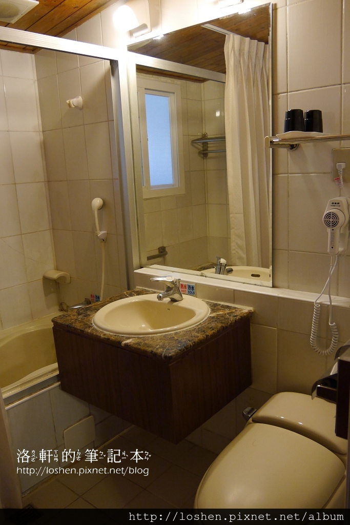 國民賓館楓林木屋VS文康館雙人林間木屋