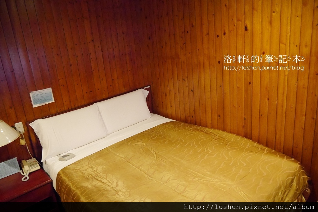 國民賓館楓林木屋VS文康館雙人林間木屋