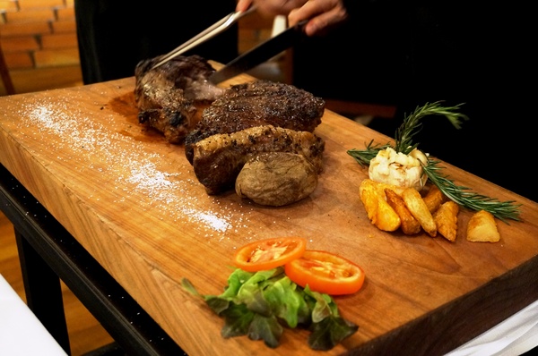 台北晶華酒店-Robin's鐵板燒：晶華酒店Robin's  60盎司 戰斧和牛牛排 ~ 巨無霸分享!