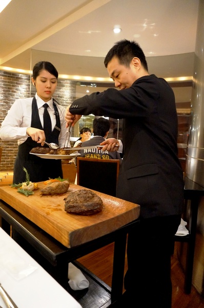 台北晶華酒店-Robin's鐵板燒：晶華酒店Robin's  60盎司 戰斧和牛牛排 ~ 巨無霸分享!