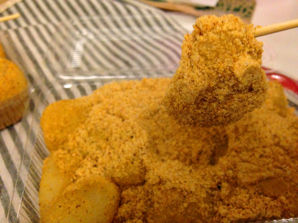 不老客家傳統麻糬:【♥美食】我也吃到超人氣銅板美食-顆顆飽滿不老客家麻糬