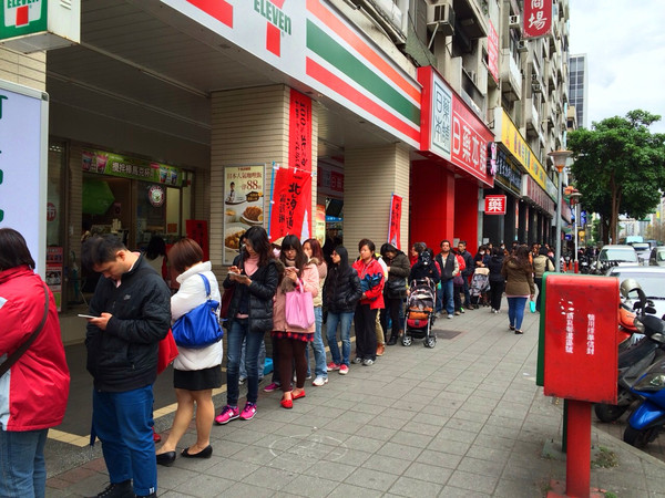 不老客家傳統麻糬:【♥美食】我也吃到超人氣銅板美食-顆顆飽滿不老客家麻糬