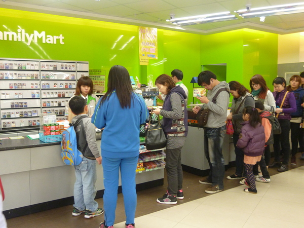 全家便利商店 FamilyMart(竹南環營店):【苗栗竹南+北醫】倒數第二天-全家草莓綜合霜淇淋