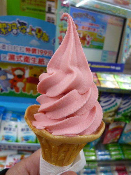 全家便利商店 FamilyMart(竹南環營店):【苗栗竹南+北醫】倒數第二天-全家草莓綜合霜淇淋