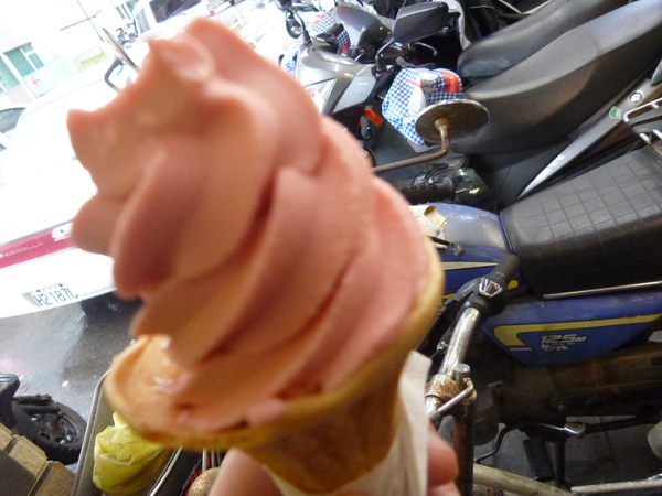 全家便利商店 FamilyMart(竹南環營店):【苗栗竹南+北醫】倒數第二天-全家草莓綜合霜淇淋