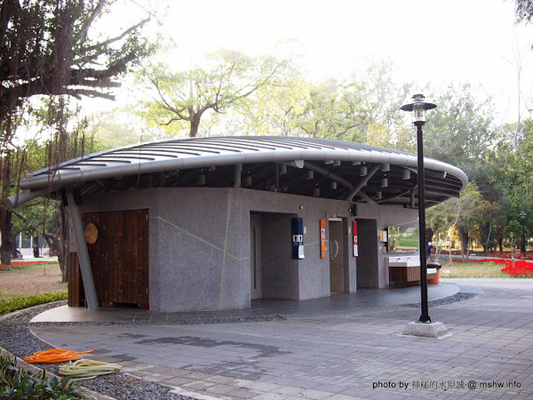 佳里中山公園(2013台南百花祭):【景點】台南佳里中山公園@2014台南百花祭 : 花沒想像中的多,但還蠻適合散步的囉!