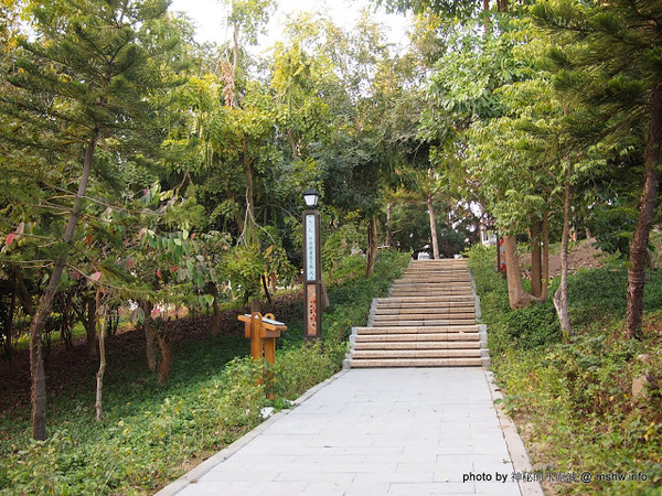 佳里中山公園(2013台南百花祭):【景點】台南佳里中山公園@2014台南百花祭 : 花沒想像中的多,但還蠻適合散步的囉!