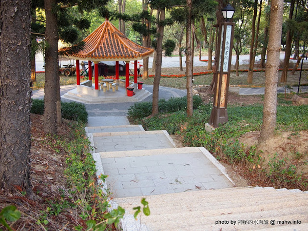 佳里中山公園(2013台南百花祭):【景點】台南佳里中山公園@2014台南百花祭 : 花沒想像中的多,但還蠻適合散步的囉!