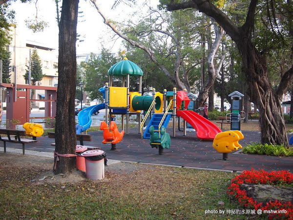 佳里中山公園(2013台南百花祭):【景點】台南佳里中山公園@2014台南百花祭 : 花沒想像中的多,但還蠻適合散步的囉!