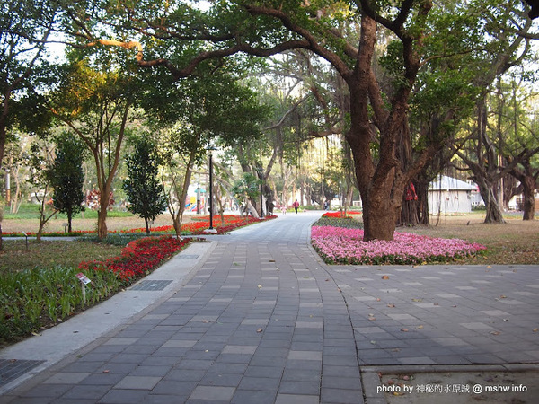 佳里中山公園(2013台南百花祭):【景點】台南佳里中山公園@2014台南百花祭 : 花沒想像中的多,但還蠻適合散步的囉!